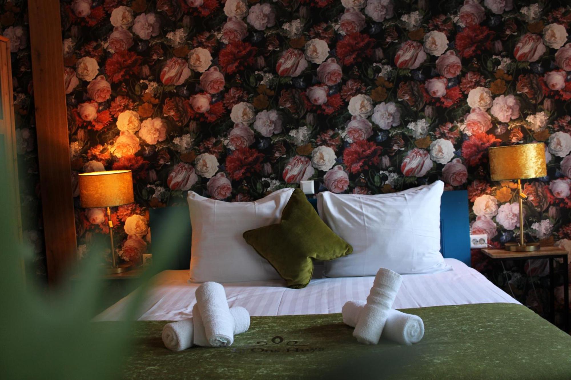 Hotel West Inn Hippolytushoef Екстериор снимка